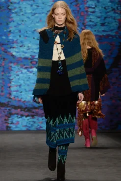 Fall 15 Tassle Necklace Look 40